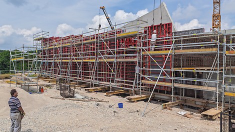 Aufgrund der einseitigen Ankerbarkeit sind die PERI UP Bewehrungsgerüsteinheiten nur auf der Schließseite erforderlich.