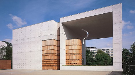 St. Cansius Kirche bei Berlin St. Cansius Kirche bei Berlin: Auf die Schalhaut aufgenagelte Matrizen-Teile ergaben einen einwandfreien Abdruck im Beton.