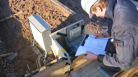 测试仪全天候的设备箱重约4公斤，可放置在户外的施工现场。