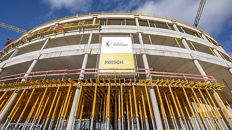 Stolze 90 m beträgt der Durchmesser des Kreisbaus, der auf drei bis vier Etagen verteilt die Unterrichtsbereiche und die Aula beinhaltet.