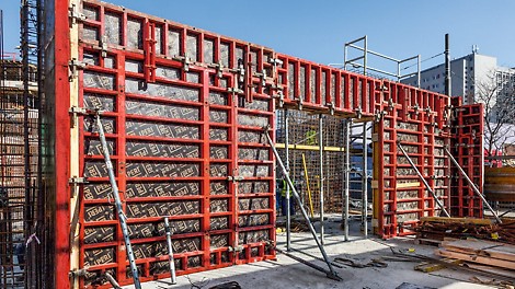 Univerzálne rámové debnenie TRIO bolo používané pri debnení stien a šácht. Pri debnení šácht bolo TRIO skombinované so šachtovými prvkami pre rýchle oddebnenie vnútra šachty