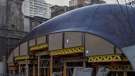 Sem dúvida, a forma estrutural-espacial torna-se o traço mais característico do hall da estação. Exemplos semelhantes são encontrados em outros casos de infraestrutura pelo mundo.
