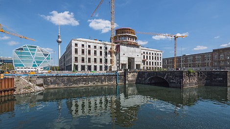 Due to the PERI solution with external CB Climbing Platforms, no facade scaffolding for the shell construction was required. For the circular reinforced concrete walls of the cupola, RUNDFLEX Circular Formwork together with FB 180 Folding Platforms were used.
