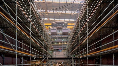 Леса PERI UP Flex могут применяться в качестве опорной конструкции при проведении укрупнительной сборки морского судна. Благодаря пространственной жесткости и высокой несущей способности элементов, леса являются надежным каркасом для поддержки крупных частей корпуса.