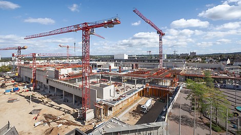 Für das neue Einkaufszentrum in Sankt Augustin wurden in nur 10 Monaten Rohbauzeit 37.000 m³ Beton und 5.000 t Stahl verbaut. Terminkritisch war die Herstellung der 40 cm, teilweise bis zu 70 cm starken Geschossdecken.