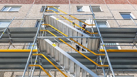 Der außenliegende Treppenzugang ist bei PERI UP dank des Gerüstknotens am Easy Stiel im Fassadengerüst integriert und kann sicher mit vorlaufendem Geländer montiert werden.