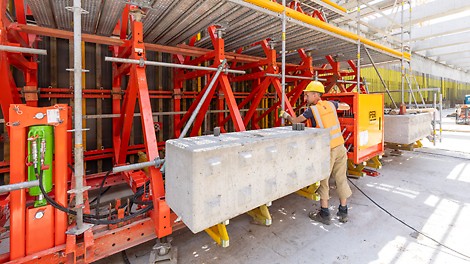 Das Ausschalen, Verfahren und Einschalen, also den Quer- und Längsverschub der beiden kompletten Wandschalungseinheiten erfolgt hydraulisch unterstützt.