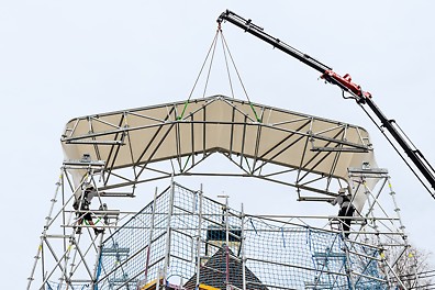 Die erste, 2,50 m breite und knapp 10 m lange Dacheinheit wird auf die Ostseite eingehoben.<br/>