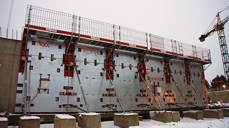 4 metriä korkeisiin suoriin seiniin käytettiin uutta, lämmitettävää MXH-järjestelmää.