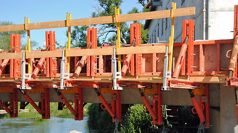 VARIOKIT konstruktionsmoduler brugt til arbejdsdæk og til fastholdelse af form til kantforskallingen. 