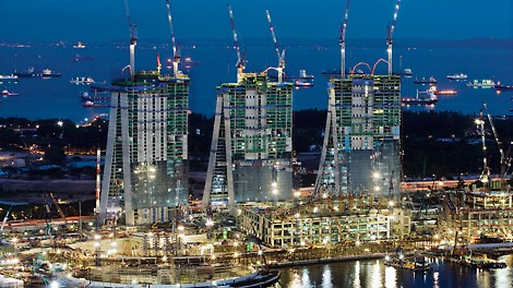 Marina Bay Sands, Singapur: Ten projekt kształtuje panoramę Singapuru jak żaden inny: Trzy budynki hotelowe o wklęsłych fasadach i wysokości 195 m mieszczą 2600 pokoi i apartamentów. Dzięki kompleksowemu rozwiązaniu w zakresie deskowań i rusztowań, każde z 55 pięter zostało zbudowane w zaledwie cztery dni. W przypadku ścian konstrukcyjnych zastosowano niezależne od żurawia wspinanie samoczynne PERI. Ponadto stoły wielkopowierzchniowe zapewniły zoptymalizowane procedury robocze i minimalny czas pracy dźwigu. Dzięki naszemu ciągłemu wsparciu technologicznemu i logistycznemu mogliśmy przyczynić się do sukcesu tego symbolicznego budynku.