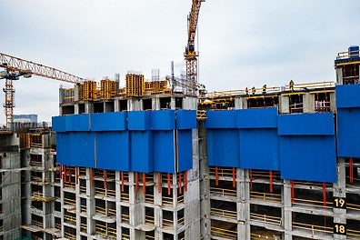 Система RCS сочетает преимущества различных подъемных систем в одной модульной. Может использоваться как в качестве подмостей с опалубкой, так и в качестве ветрозащитных панелей. 