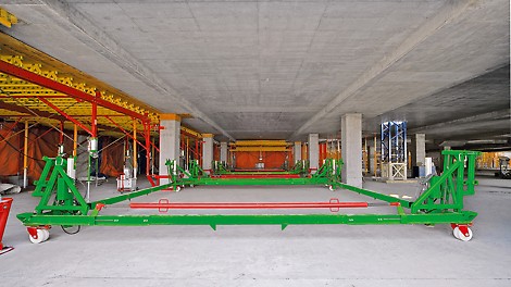 Carrinhos especialmente concebidos permitem operações de movimentação fácil e rápida em ambas as direções, longitudinal e lateral, à mão. Antes disso, a carga nas mesas era liberada hidraulicamente e as mesas eram suavemente baixadas.