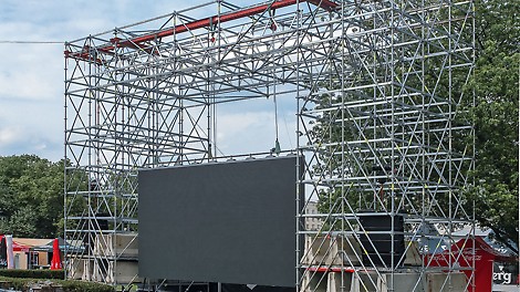 Przy montażu uwzględniono duży ciężar ekranów - 4000 kg. Telebimy zostały podwieszone na belkach RCS i ryglach U100SRZ-195.