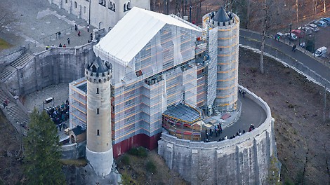Der östliche Torbau von Schloss Neuschwanstein ist derzeit mit PERI UP Flex komplett eingerüstet, ein temporäres Wetterschutzdach überspannt den Zugang zum Schloss.