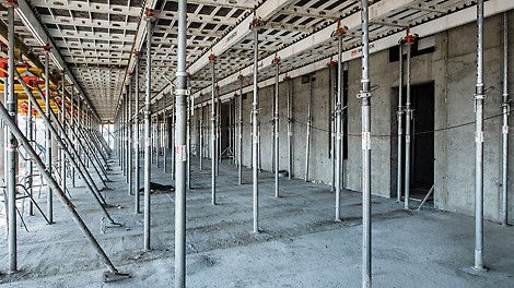 Deskowanie stropu w systemie PERI SKYDECK.
