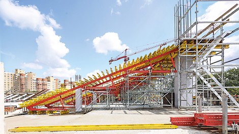 Con i due sistemi modulari VARIOKIT e PERI UP è stata realizzata l&#039;impalcatura di sostegno per la costruzione delle tribune inclinate