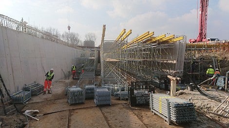 Om het dek van de tunnel te kunnen maken, worden PERI UP ondersteuningssteigers en de kenmerkende, gele GT 24 dragers ingezet. 