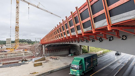Viele Brücken verlaufen über stark befahrene Verkehrsachsen wie Autobahnen oder innerstädtische Hauptstraßen. Um Staus und Verkehrsbehinderungen zu vermeiden, muss häufig unter laufendem Verkehr gebaut werden. Das stellt hohe Anforderungen an Sicherheit, Logistik und Bauabläufe. Eingeschränkte Zugänglichkeit, begrenzter Arbeitsraum und kurze Zeitfenster erfordern durchdachte Konzepte und Systeme, die sich flexibel und platzsparend einsetzen lassen.