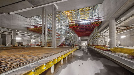 Schela modulară extrem de flexibilă PERI UP s-a adaptat optim la sarcinile ce trebuiau transferate mulțumită dimensiunilor metrice la pas de 25 cm. Combinarea acesteia cu alte componente de sistem disponibile la închiriere a asigurat îndeplinirea rentabilă a tuturor cerințelor proiectului. 