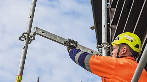 Durch den Gerüstknoten am Easy Stiel ist PERI UP Easy mit den PERI UP Flex Bauteilen für komplexere Geometrien kombinierbar. Dadurch lässt sich auch ein außenliegender Treppenturm einfach und schnell an das Fassadengerüst anbringen.