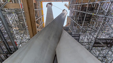 The formwork for the tree supports fitted into the already erected PERI UP Shoring without any problems. The compatibility of the systems was one of the decisive points why the client chose PERI.