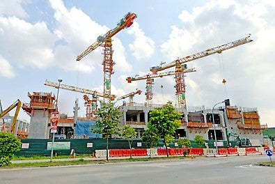VARIO + CB climbing brackets (left) and VARIO Wall Formwork (right)