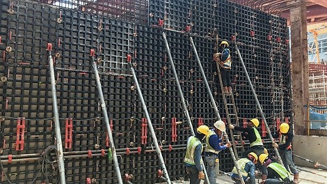 Extensions with DUO Panels are possible in 15 cm or 30 cm increment. For extensions over 4.05 m, an additional waler is required at every horizontal connection.