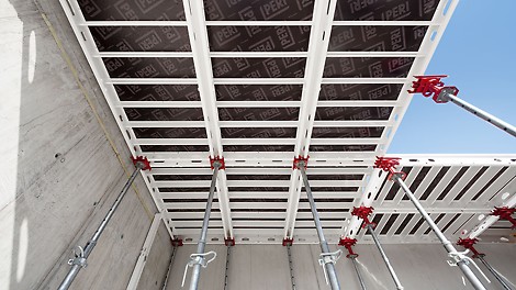 You can support the panels with both the support head and the lowering head at any position. The smart design of the heads and panels makes the system highly flexible, simple and timesaving. The support and lowering heads with specially shaped teeth make it very easy to insert and secure the panels.<br/>