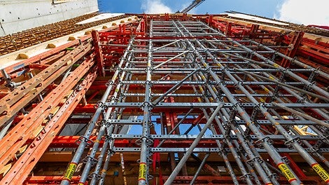 Het PERI UP steigersysteem is in combinatie met VARIOKIT binnenkisten toegepast aan de binnenzijde van de te realiseren betonnen boogkolommen.