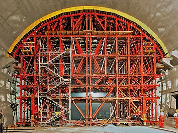 Nella seconda fase del ciclo di costruzione l’attrezzatura provvisionale traslabile viene abbinata alla cassaforma per realizzare la calotta. Per il sollevamento e l’abbassamento della cassaforma sono stati utilizzati quattro cilindri idraulici
