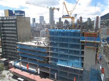 Nuestros sistemas de soporte Torre de carga ST-100 en conjunto con el sistema de encofrado para losas con vigas MULTIFLEX, dando forma a uno de los edificios más altos de Colombia.
