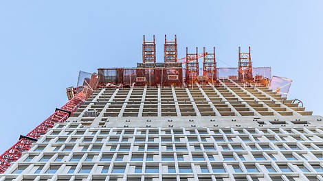 Eine der größten Herausforderung stellte die Auskragung in rund 125 m Höhe dar Eine der größten technischen Herausforderung beim Bau des neuen Towers stellte die Auskragung in rund 125 m Höhe dar.