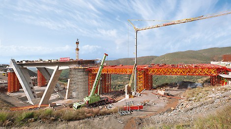 VARIOKIT Heavy-Duty Trusses and Heavy-Duty Shoring Towers from PERI for bearing of high loads.