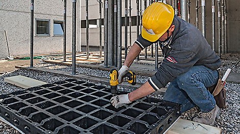 Ważna cecha systemu DUO: łatwa wymiana poszycia umożliwia szybki remont deskowania – bez specjalistycznych narzędzi i wiedzy fachowej.<br/>