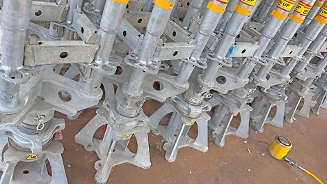 Hydrauliyksikkö mahdollistaa niin hallitun korkeuden säädön kuormitettuna, kuin myös esikuormituksen.