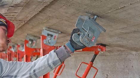 Die Einzelteile der VARIOKIT Gesimskappenschalung sind leicht, sodass sie von einer Person mittels Hubsteiger von Hand an der Brücke montiert werden können. 