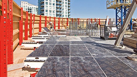 Protegido pelo painel de proteção de escalada do RCS, a formação segura e rápida foi realizada mesmo em grandes alturas usando o SKYDECK.