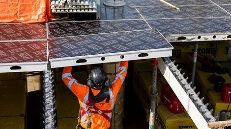Het valkopsysteem van de lichtgewicht SKYDECK vloerbekisting, maakt snel en vlot ontkisten mogelijk. Hierdoor is er minder materiaal nodig.