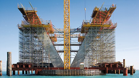 Wir bieten eine breite Palette von Standardbauteilen in Kombination mit maßgeschneiderten Sonderbauteilen. Unsere Ingenieure helfen Ihnen, die Lösung zu finden, die den Besonderheiten Ihres Projekts entspricht. <br/><br/>Die meisten unserer Systeme können gekauft oder gemietet werden, in Teilen oder vormontiert. Über 160 Logistikstandorte und PERI Läger rund um den Globus garantieren eine zeitnahe Lieferung aus einer Hand.