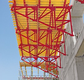 The PERI SB brace frame is used with high vertical loads of large geometrical dimensions. The modular structure is a big advantage both with vertical formwork as well as when using horizontal platforms.<br/>
