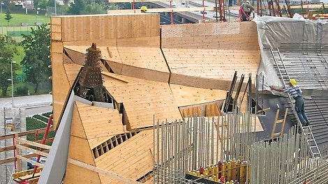 3D короба собраны из стандартных элементов системы VARIO. После окончания работ короб может быть разобран и его составные элементы использованы для других нужд.