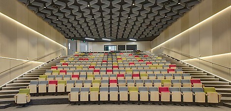 Dekorativer Holzbau PERI Holzprodukte lassen sich insbesondere als Vertäfelungen, Deckenpaneele und für Tischlerarbeiten verwenden.