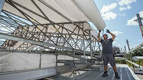 Плавно вращающиеся ролики обеспечивают равномерное наматывание тента по всей ширине.