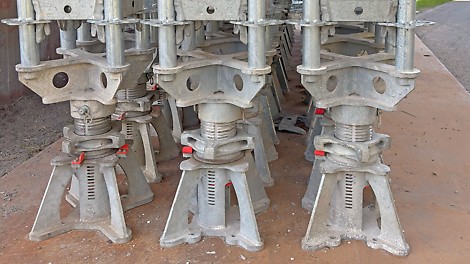 Alatukea voidaan laskea lukituslaitteen avulla maksimissaan 10 mm. Tämä estää kuormien hallitsemattoman jakautumisen.