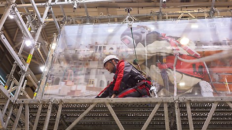 По условиям проекта каждая сторона стенда имитировала рабочее пространство разного формата: открытый или закрытый горизонт, скат крыши, подъем из колодца. Демонстрация работ на открытых горизонтальных площадках без ограждений проходила со страховочной привязью CANYON и средством защиты втягивающего типа V-Tec Mini PFL 1,8 метра, система AXIOS M.