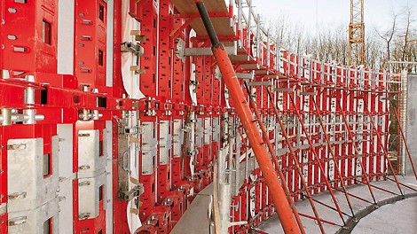 Die PERI RUNDFLEX Plus vermeidet mit seinen einstellbaren Standardelementen kostenintensive Neumontagen bzw. Umbauten von Sonderschalungen.
