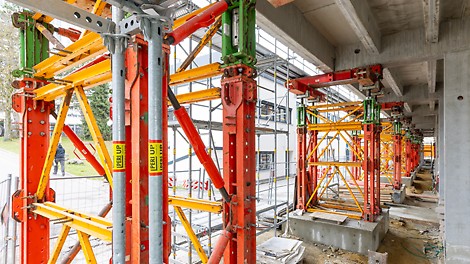 Integriert in die PERI UP Gerüstlösung, unterstützten hochtragfähige VST Lasttürme des VARIOKIT Ingenieurbaukastens die knapp 4 m auskragenden Geschosse während der Bauphase. 