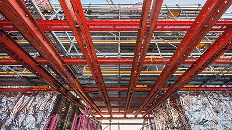 Assembly of the VARIOKIT truss framework for the insulation work on the casthouse dedusting system of blast furnace 9 of ThyssenKrupp Steel Europe in order to provide safe access to plant parts.
