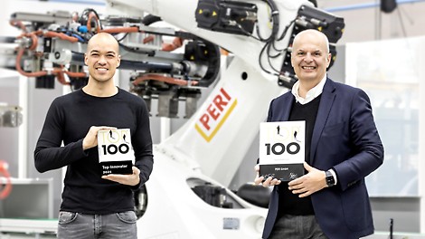 Frank Ilg (left, Head of Future Products & Technology) and Thomas Imbacher (Managing Director Innovation & Marketing) are happy about the award together with the whole PERI team.